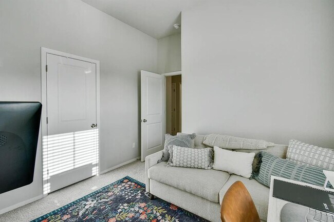 Building Photo - 121 Crescent St