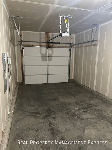 Building Photo - Stylish 2 Bed 1.5 Bath Townhome