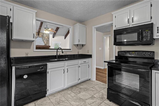 Building Photo - 2400 Salem Dr