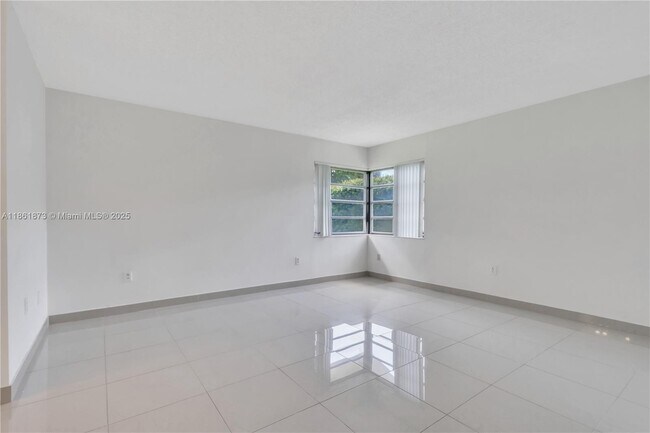 Building Photo - 4585 SW 87th Ave