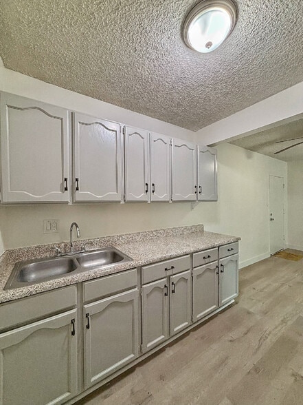 Building Photo - 219 S Lillie Ave