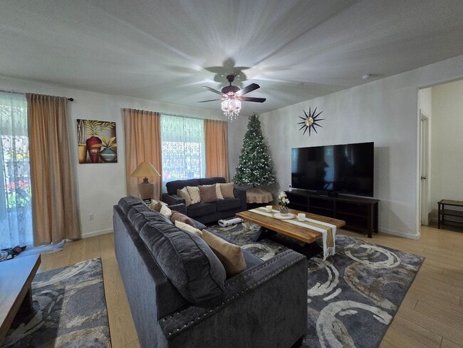Building Photo - Beautiful Single Story 4 bed, 2 bath with ...