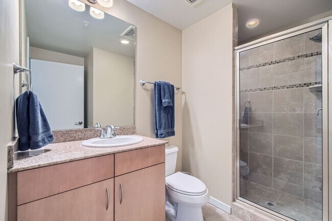 Building Photo - 2-BDR Retreat with Rooftop Pool & Gym