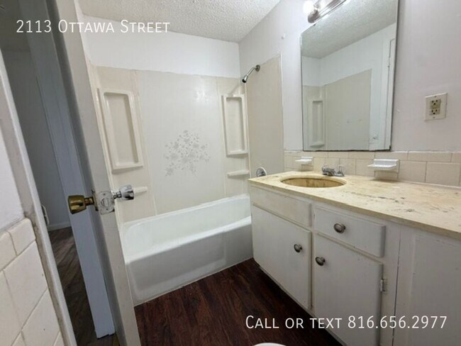 Building Photo - 2113 Ottawa St