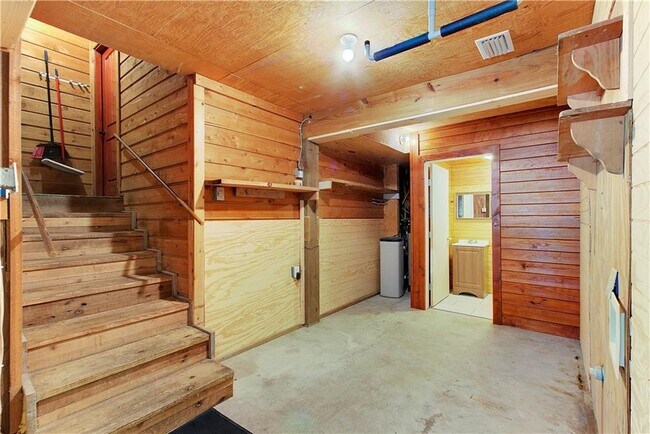 Building Photo - 9305 Granada Hills Dr