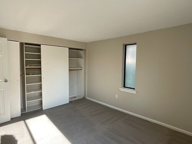 Building Photo - Peppermill Village 2 bedroom