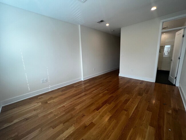 Building Photo - Lavish 5 BR/4 BA Townhome in Petworth!