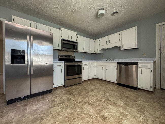 Building Photo - Cute 3 Bed 1.5 Bath Home with Fenced Yard