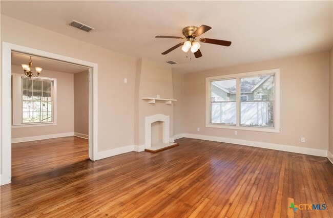 Building Photo - 712 S Walnut Ave