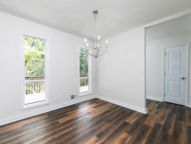 Building Photo - 2506 Kingsley Dr NE