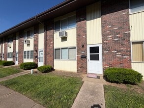 Building Photo - Newly renovated Town House for Rent 3Br / 2 Ba Section 8 Welcome !