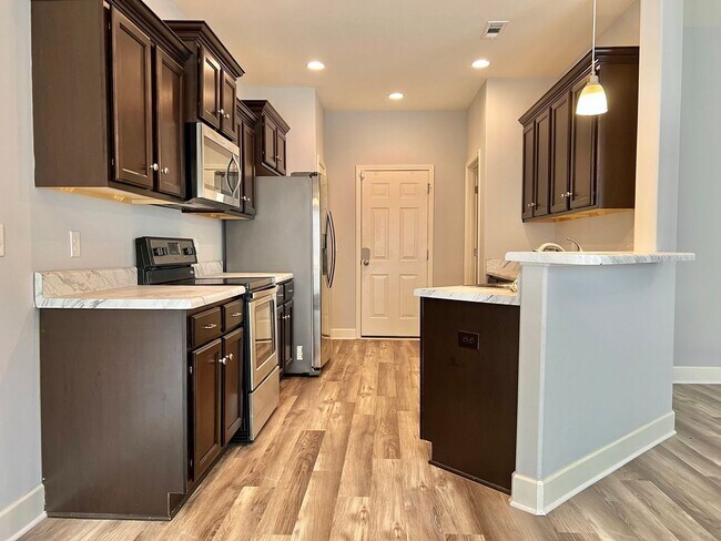 Building Photo - Single Level 3 Bed, 2 Bath Home with 2 Car Garage & Fenced Backyard