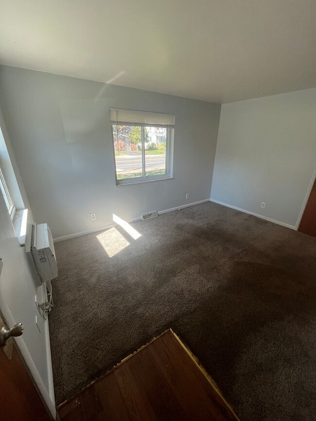 Building Photo - One Bedroom In Deer Park!