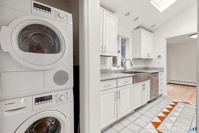 Building Photo - 100 Shorefront Park