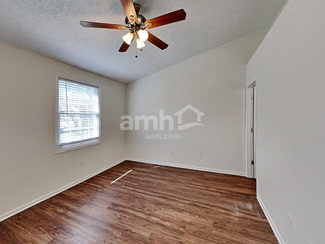 Building Photo - 1264 Village Dr