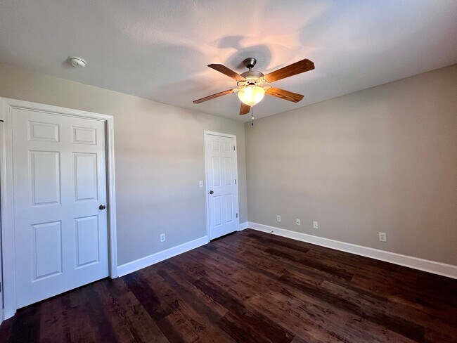 Building Photo - Fantastic 2 bedroom 2 bath townhome