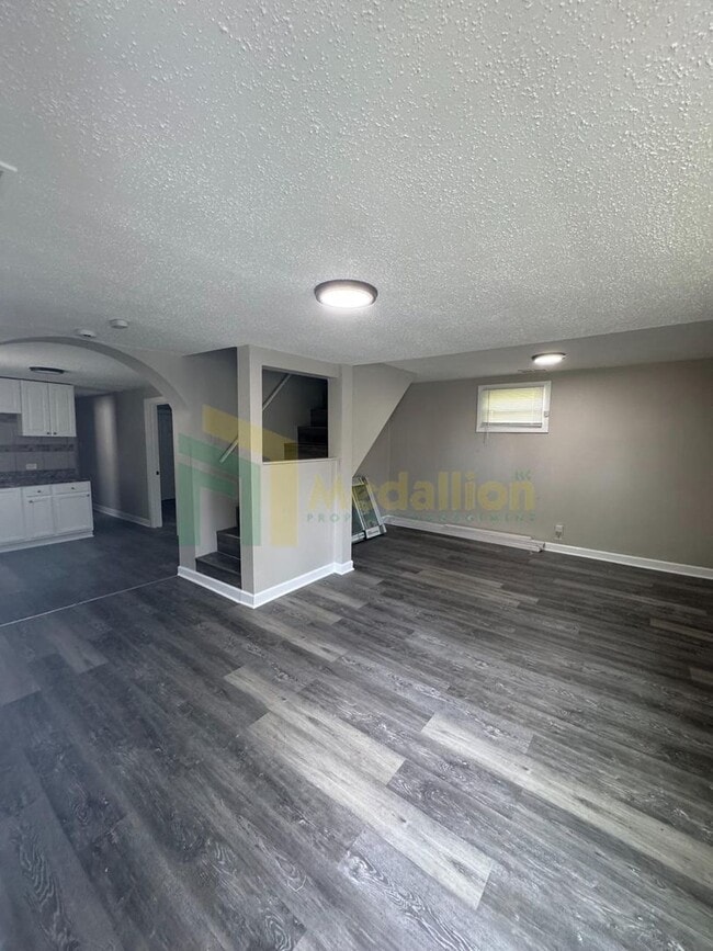 Building Photo - Beautifully Remodeled 4BR/2BA Home with Sp...
