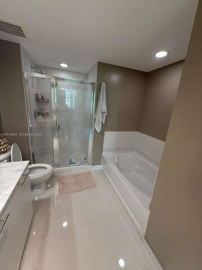 Building Photo - 950 Brickell Bay Dr