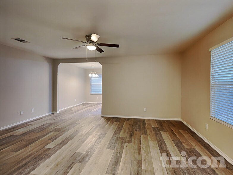 Building Photo - 160 Hanging Moss Dr