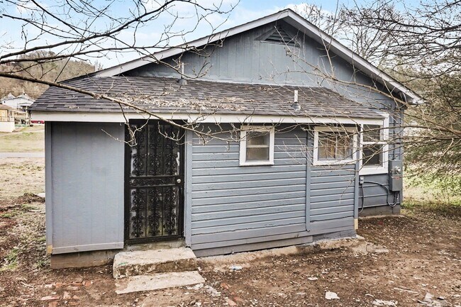 Building Photo - 3640 Wenonah Rd SW