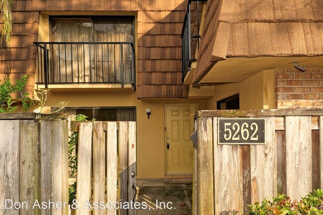 Building Photo - 2 br, 2.5 bath House - 5262 Coral Court Un...