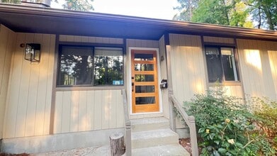 Building Photo - Stylish 2-Bed Carrboro Home with Private Patio