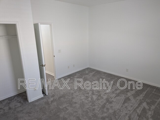 Building Photo - 589 W Doerr Path