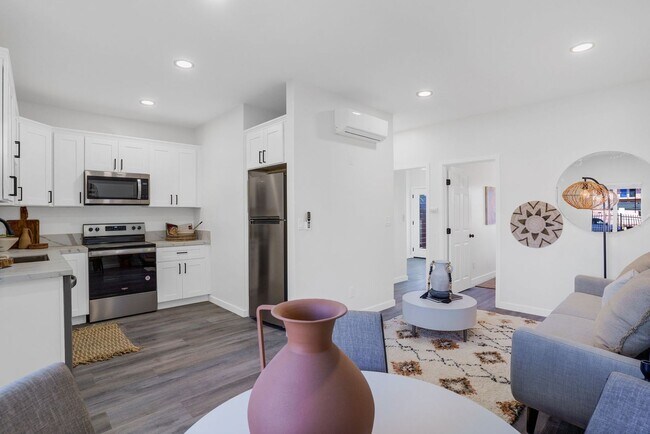 Building Photo - Beautiful Renovated 2 Bed/1 Bath Unit