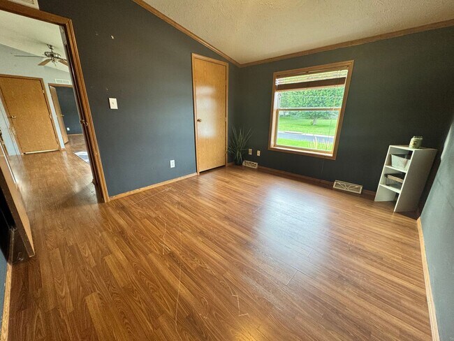 Building Photo - 215 Greenbush Dr