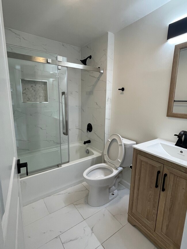 Full Bath 1 - 805 S 17th St