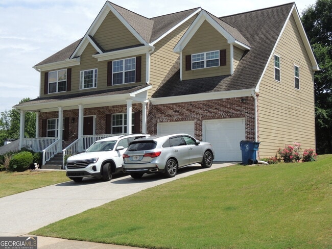 Building Photo - 450 MacLand Dr