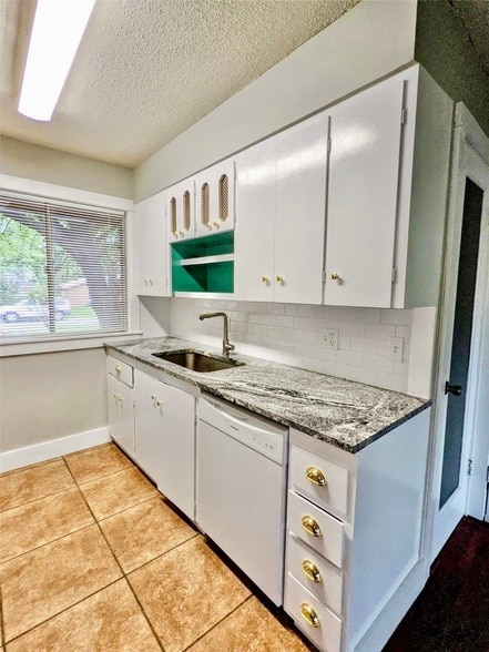 Building Photo - 2121 Travis Dr