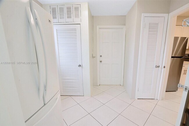 Building Photo - 5051 SW 93rd Ave