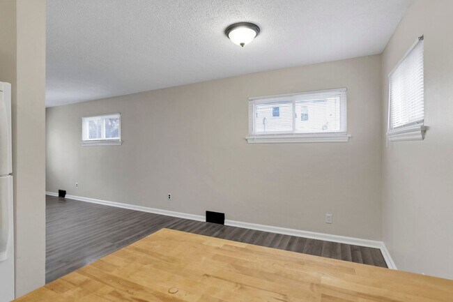 Building Photo - 898-900 Racine Ave