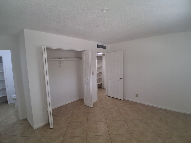 Building Photo - 401 SW 13th Pl