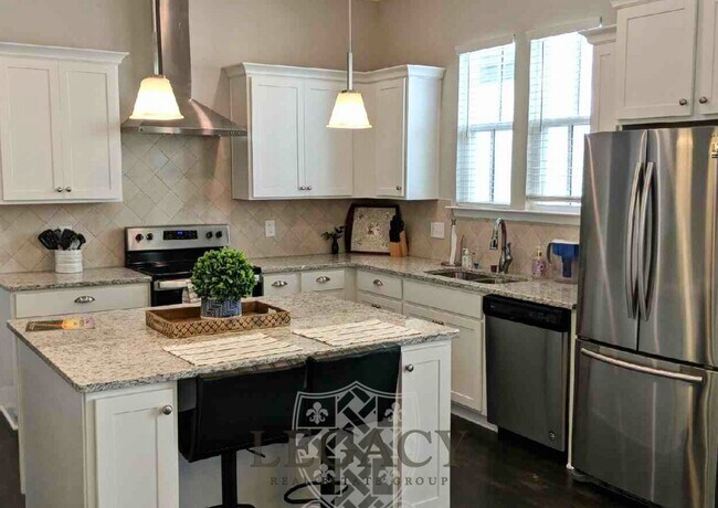 Building Photo - 708 Goswell Dr