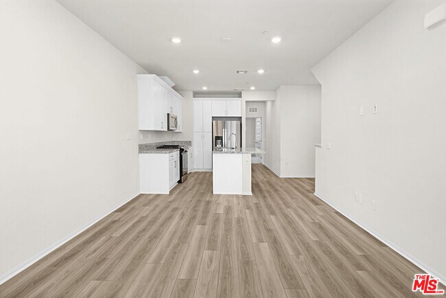 Building Photo - 220 Lockhart Wy