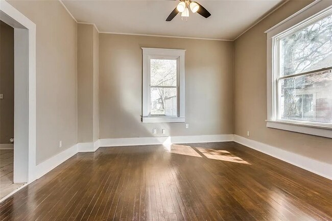 Building Photo - 423 E Sears St