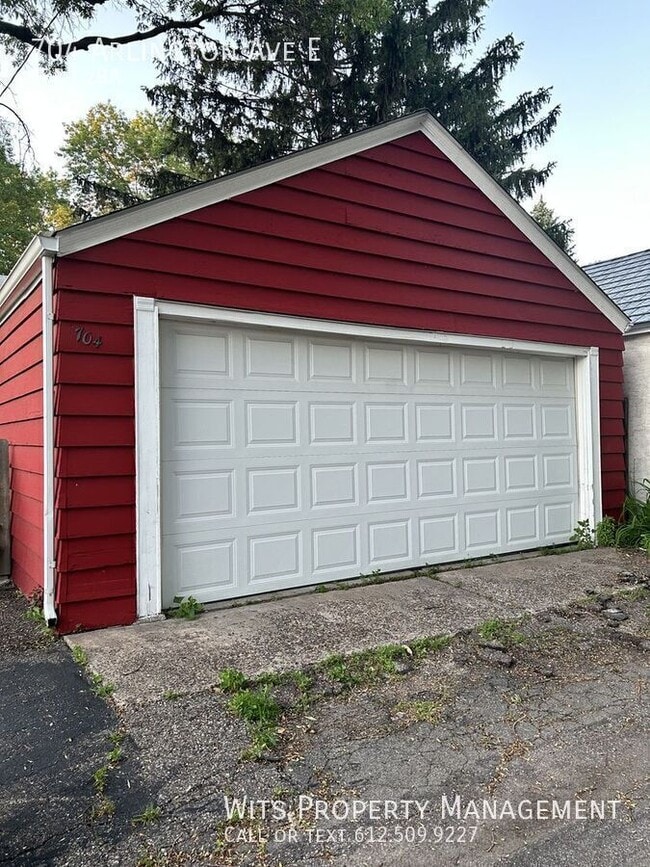 Building Photo - 704 Arlington Ave E