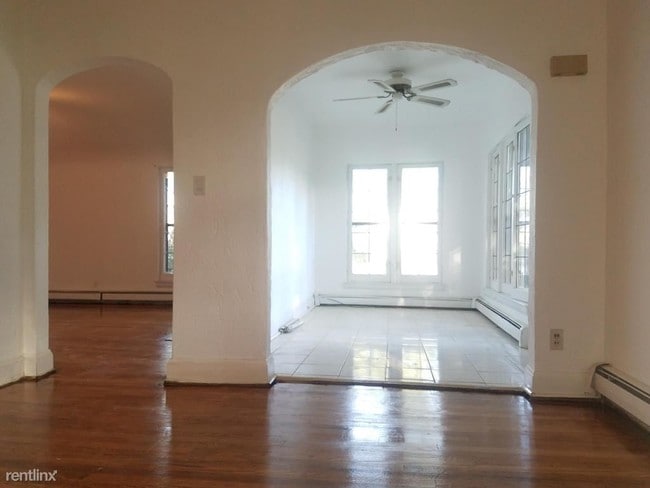Building Photo - 2122 E Kenmore Pl