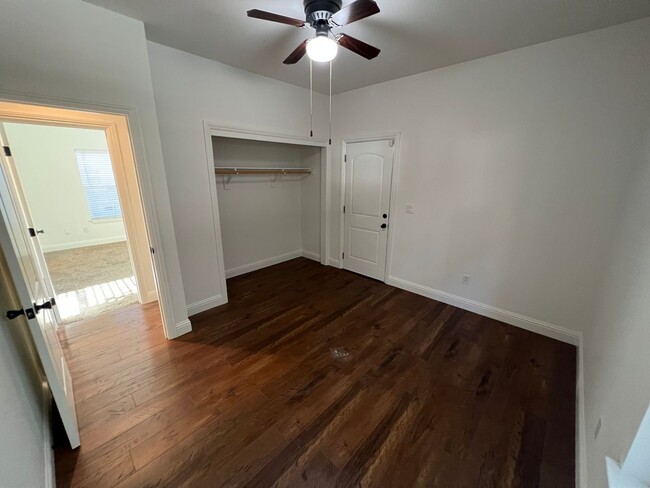 Building Photo - 3 Bed / 2 Bath | North Oak Park Home Avail...