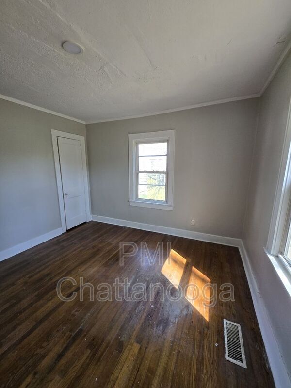 Building Photo - 3202 Wood Ave