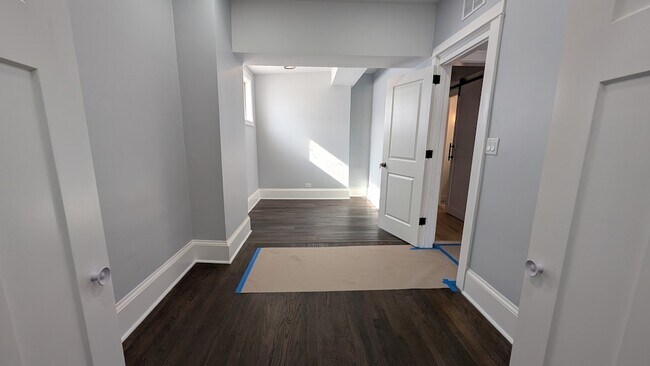 Building Photo - 5028 W Lawrence Ave