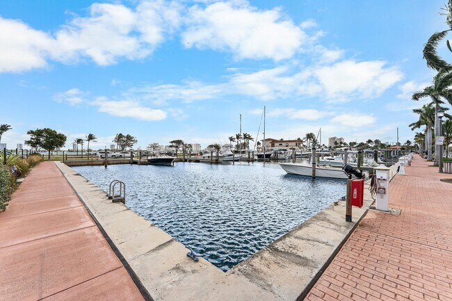 Building Photo - 220 Lake Shore Dr