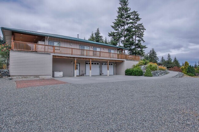 Building Photo - Country Home on Acreage and Pet Friendly!