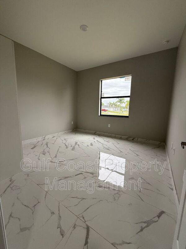 Building Photo - 1726 NE 13th St