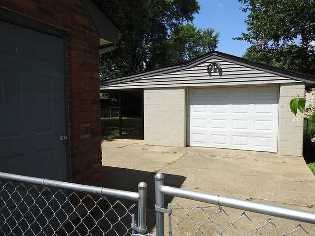 Building Photo - Logwood Ave