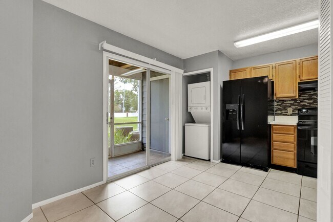 Building Photo - First Floor 2/2 Condo with private back in...