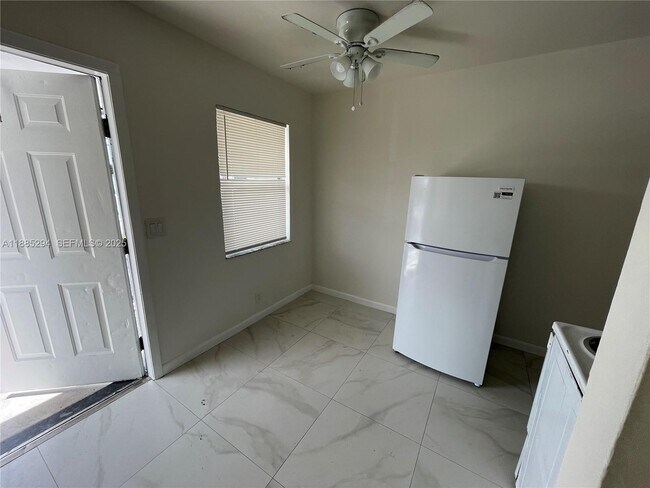 Building Photo - 801 N H St