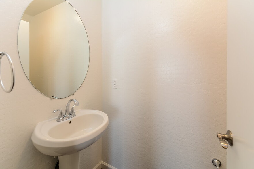 Building Photo - 5564 S 240th Dr